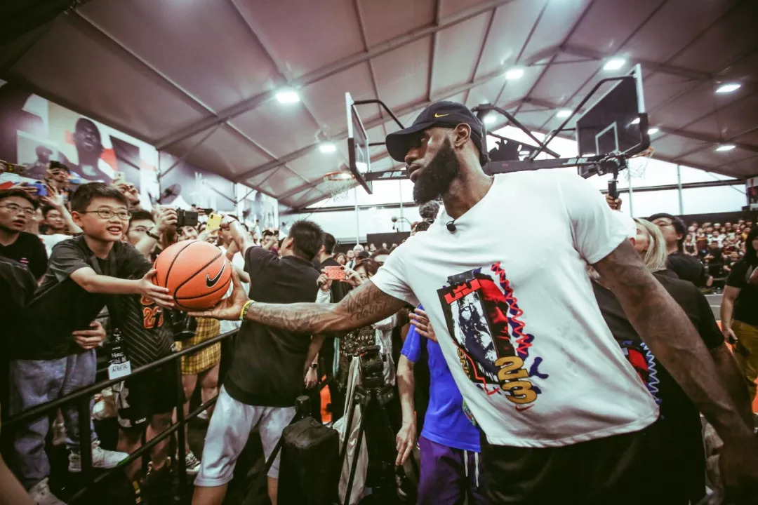 TA：奥赖利成功限制住了萨拉赫，他的防守表现远超多数边后卫（TA：奥赖利成功冻结萨拉赫，防守表现优于大多数边后卫）