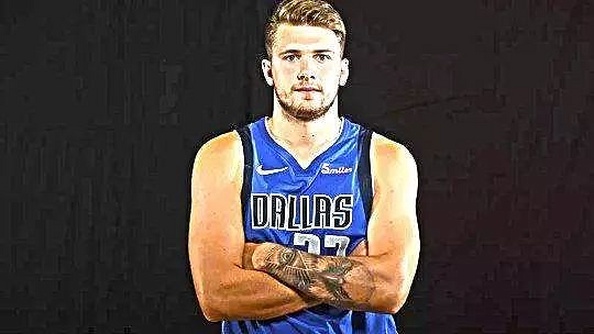 传记作者：莱万年少时常因身材自卑；他与渣叔的关系起初不好（传记作者称：莱万少年因身材自卑，与渣叔起初关系不佳）