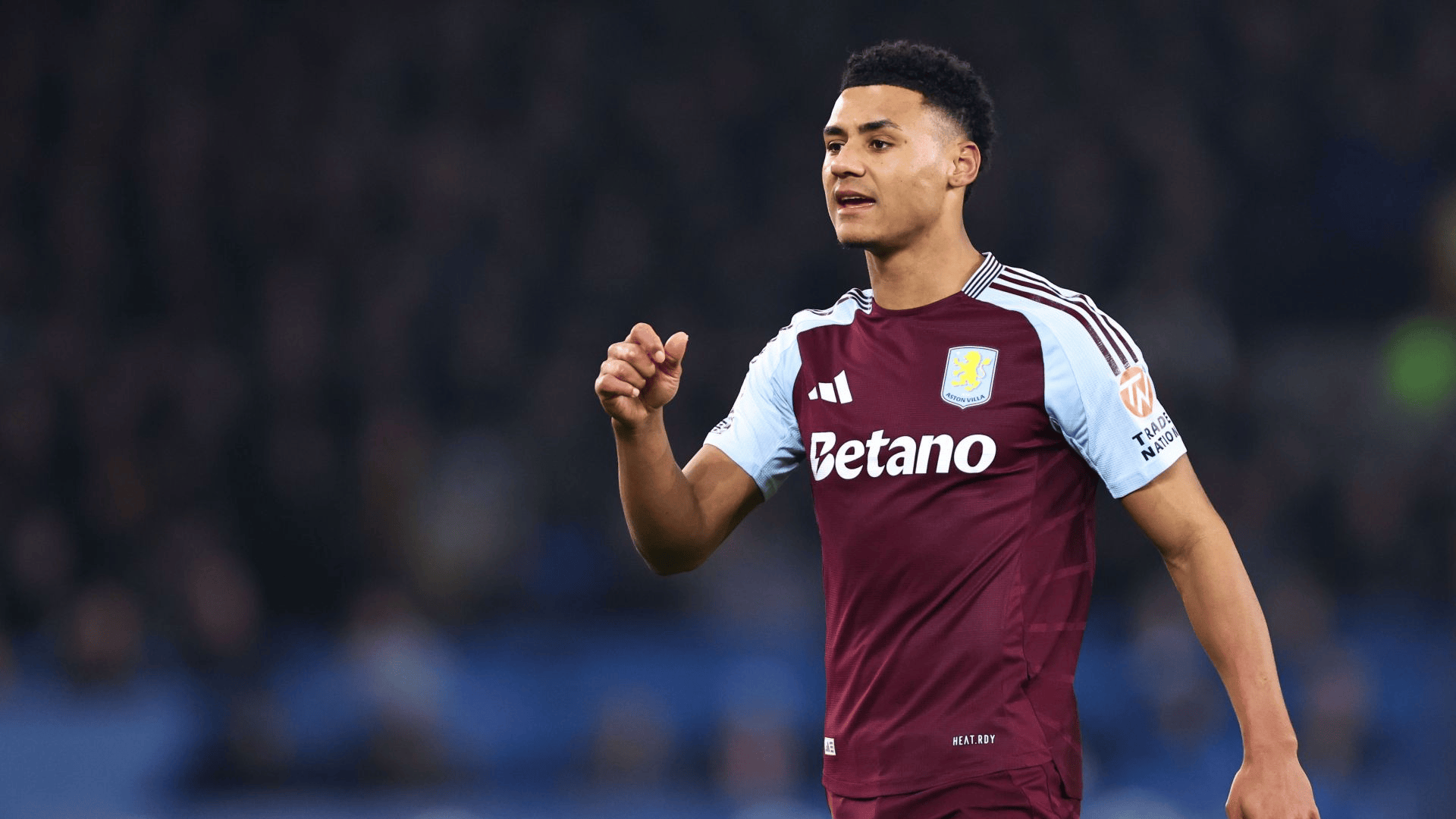 太疼了，萨勒马克尔斯被对手踩中后在地上抽动（萨勒马克尔斯遭对手踩踏，痛得倒地抽搐）