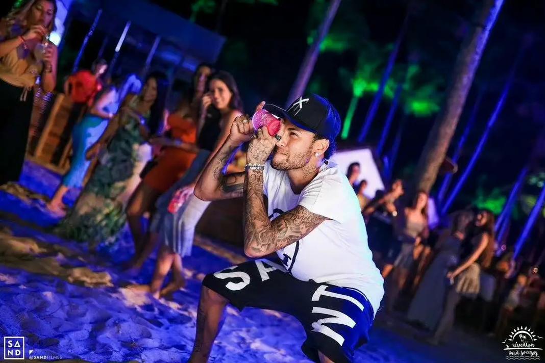 斯帕伊奇庆祝足协杯夺冠：为奖杯感到自豪，更为球队感到骄傲（斯帕伊奇欢庆足协杯封王：奖杯值得自豪，球队更令他骄傲）