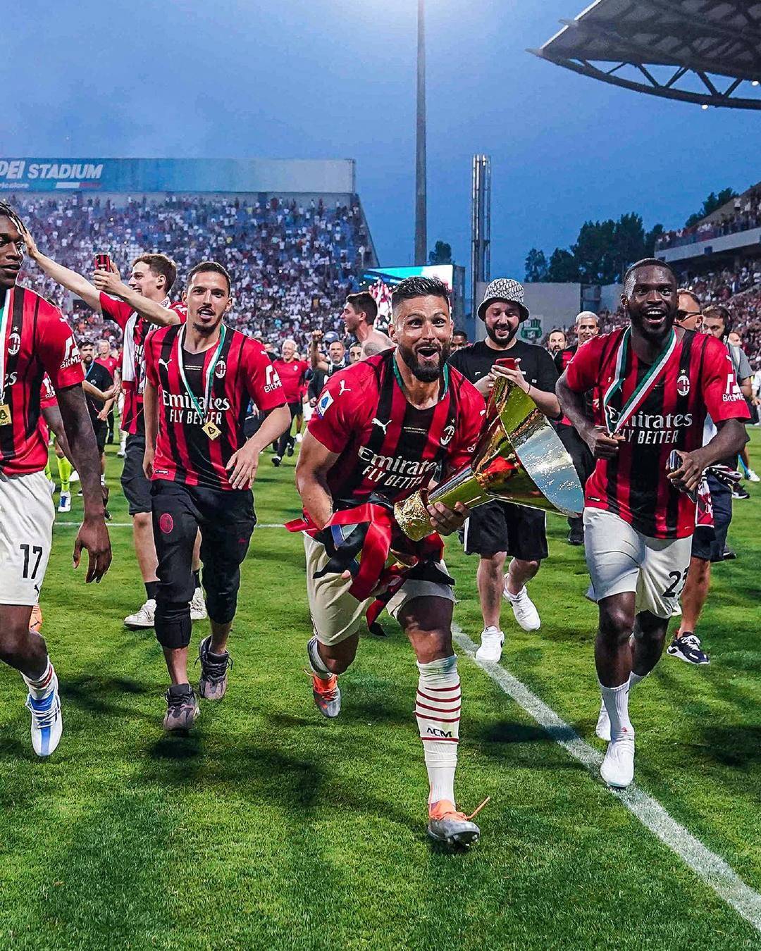 曼联对阵西汉姆联：德利赫特缺席，阿莫林调整阵容迎战（曼联迎战西汉姆：德利赫特缺阵，阿莫林变阵出击）