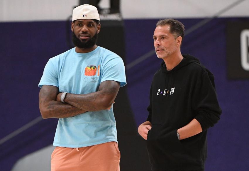 邮报整理C罗豪车收藏：有多辆布加迪，最贵的车价值850万英镑（邮报盘点C罗奢华车库：多辆布加迪在列，最贵车型价值850万英镑）