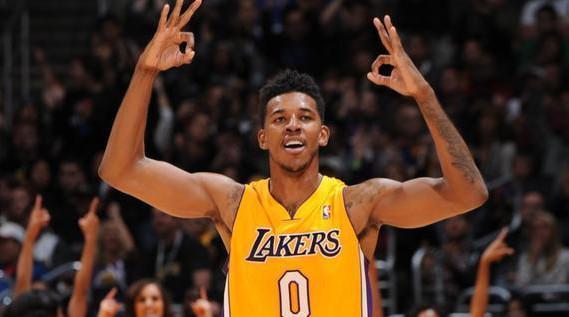 莱奥：我正在学习踢中锋，球队在场内场外都在帮助我（莱奥：正适应中锋位置，球队内外给予我支持）