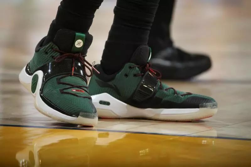 邮报：明年世界杯上下半场中段设强制补水时间，每次三分钟（《邮报》：明年世界杯将在上下半场中段增设3分钟强制补水暂停）