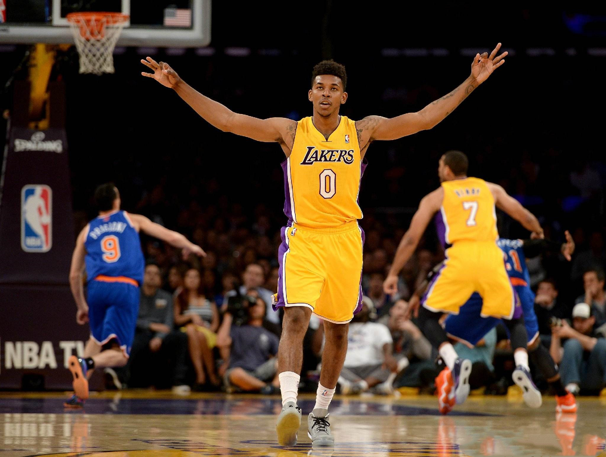 记者：申花将给球员放短假，12月2日重新集中备战广岛三箭（申花为球员安排短暂假期，12月2日再度集结备战广岛三箭）