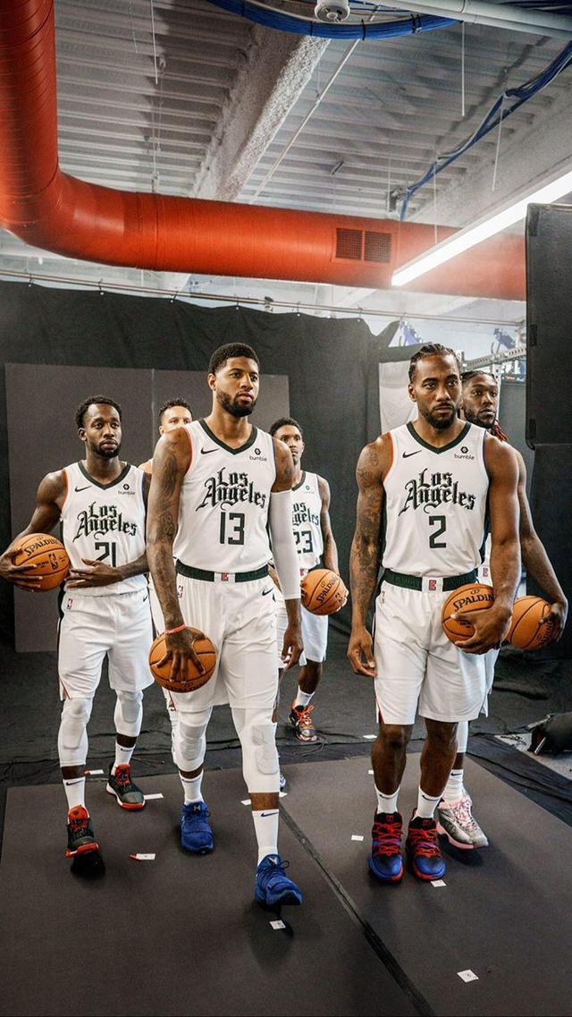 詹姆斯：亚当斯强的离谱，全队人加上教练组、安保才能卡住他（詹姆斯：亚当斯强到离谱，不把全队连同教练组和安保都拉上真拦不住）