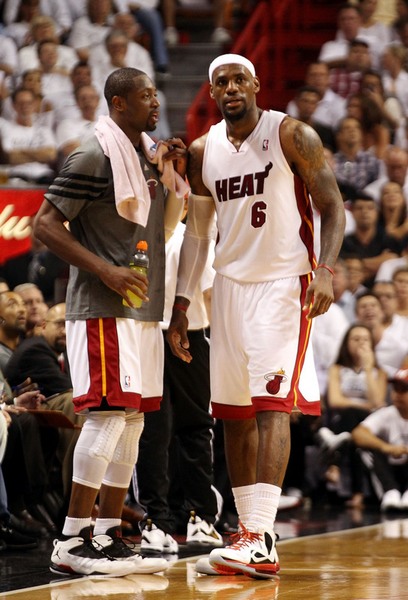 足球中超新外援亮相，身体对抗惊人（中超新外援首秀，身体对抗能力惊艳）